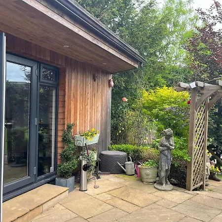 Thistle Lodge - Quiet Garden Lodge With Off Road Parking Hemel Hempstead Exterior photo