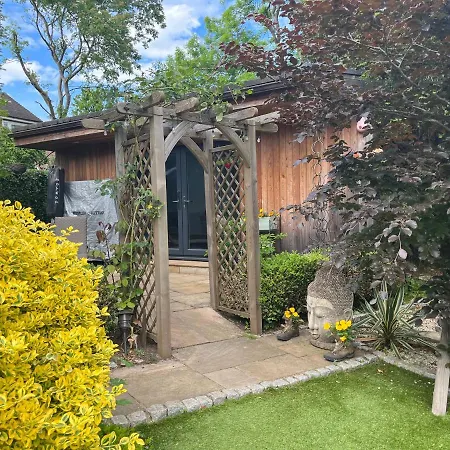 Thistle Lodge - Quiet Garden Lodge With Off Road Parking Hemel Hempstead Exterior photo