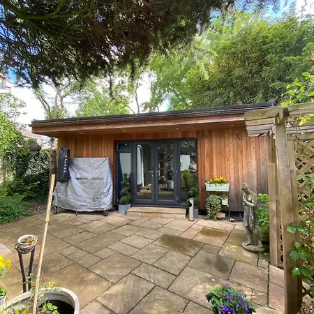 Thistle Lodge - Quiet Garden Lodge With Off Road Parking Hemel Hempstead Exterior photo