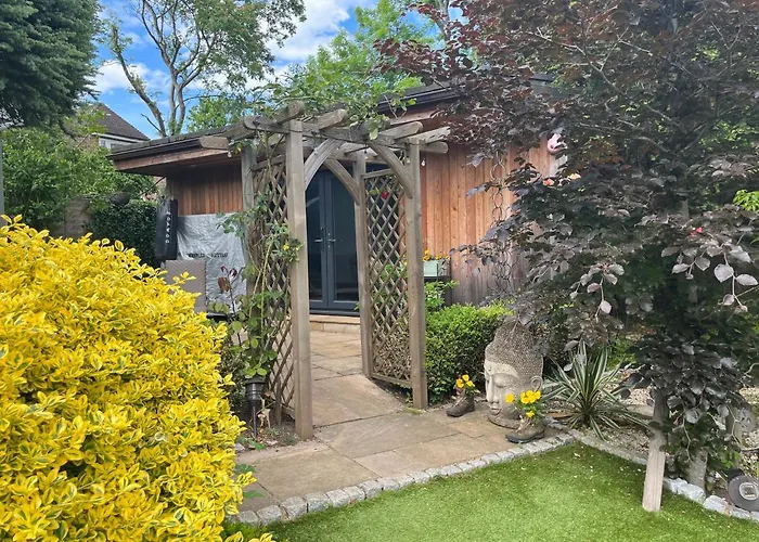 Thistle Lodge - Quiet Garden Lodge With Off Road Parking