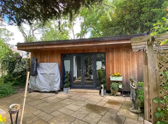 Thistle Lodge - Quiet Garden Lodge With Off Road Parking